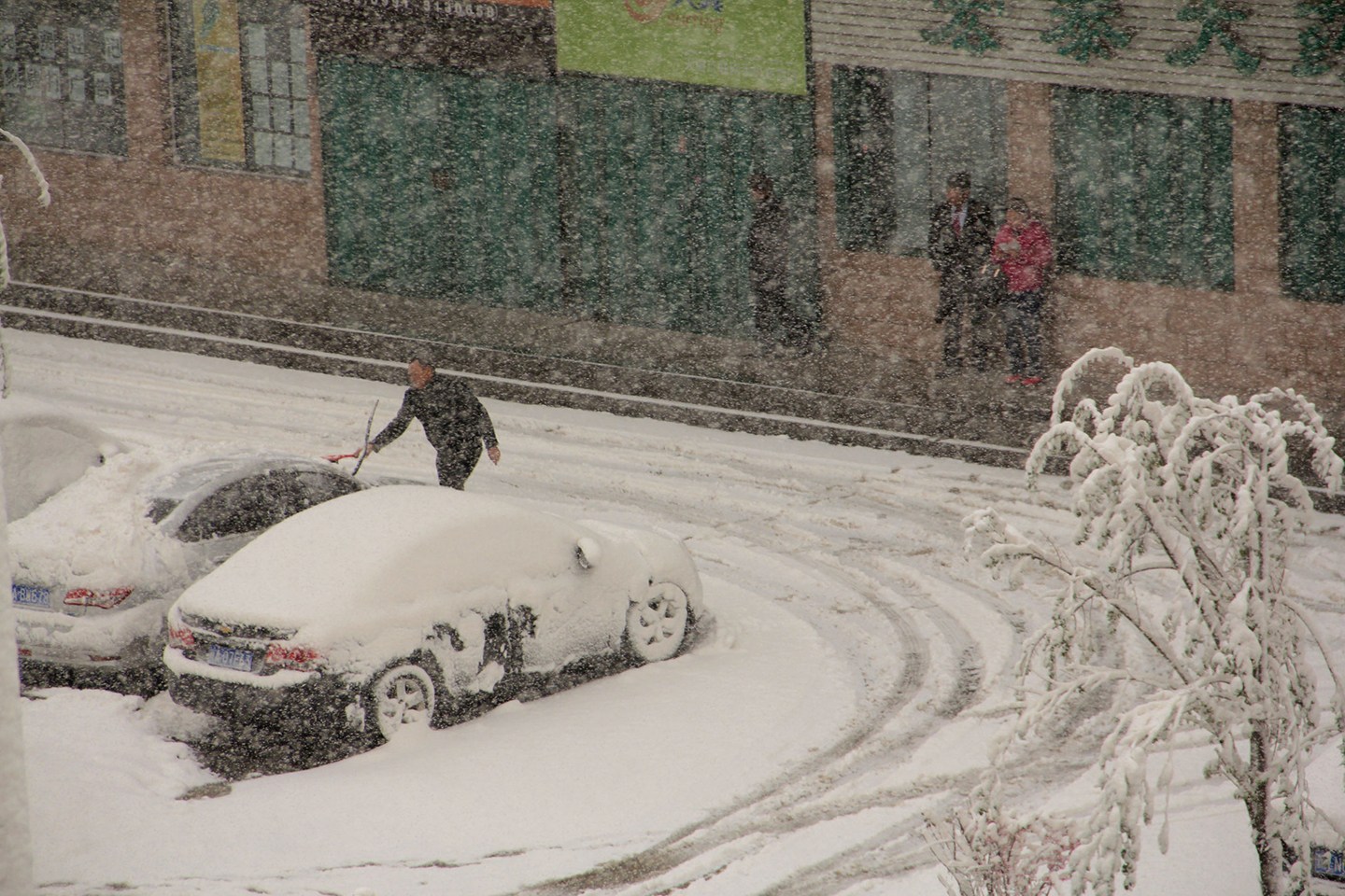 体验冬季冰雪世界的魅力，游玩于尔根逊塔格大道（这里指的是位于乌市的一个滑雪场）,2014_11-17